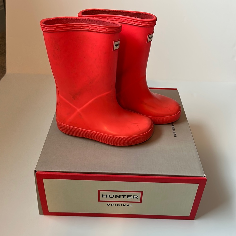 Hunter kids first classic rain boot in hyper pink UK 7